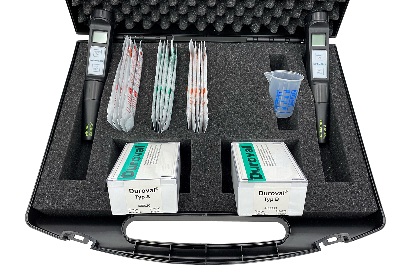 Professional-Analysenkoffer Heizungswasser, Innenansicht mit Leitfähigkeits- und pH-Messgerät, Titrationsbestecken und Pufferlösungen