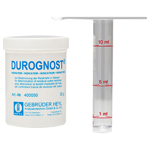 DUROGNOST I (0-0,1 dH_0-2 ppm_0,2F) Pulver Grenzwert-Besteck.jpg DUROGNOST I Pulver Grenzwert-Besteck Frontansicht mit Messröhrchen und Dosierlöffel