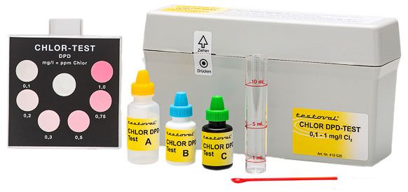 Testoval Chlor DPD 0,1 - 1 mg/l Testbesteck Testoval Chlor DPD 0,1 - 1 mg l Testbesteck.jpg, Testoval Chlor DPD Testbesteck, geöffnetes Kunststoffgehäuse mit Farbvergleichsgerät und Reagenzbehältern, Test für freies und Gesamtchlor, Farbvergleich im Konzentrationsbereich 0,1 bis 1 mg/l
