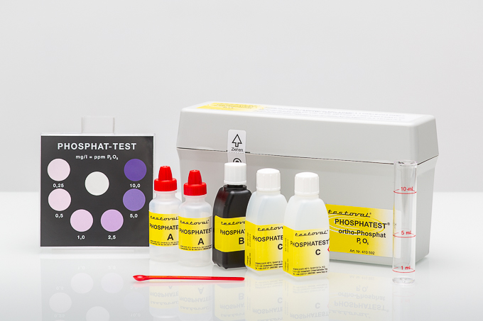Inhalt des Testoval Phosphat Testkits: Reagenzien und Farbvergleichsgerät