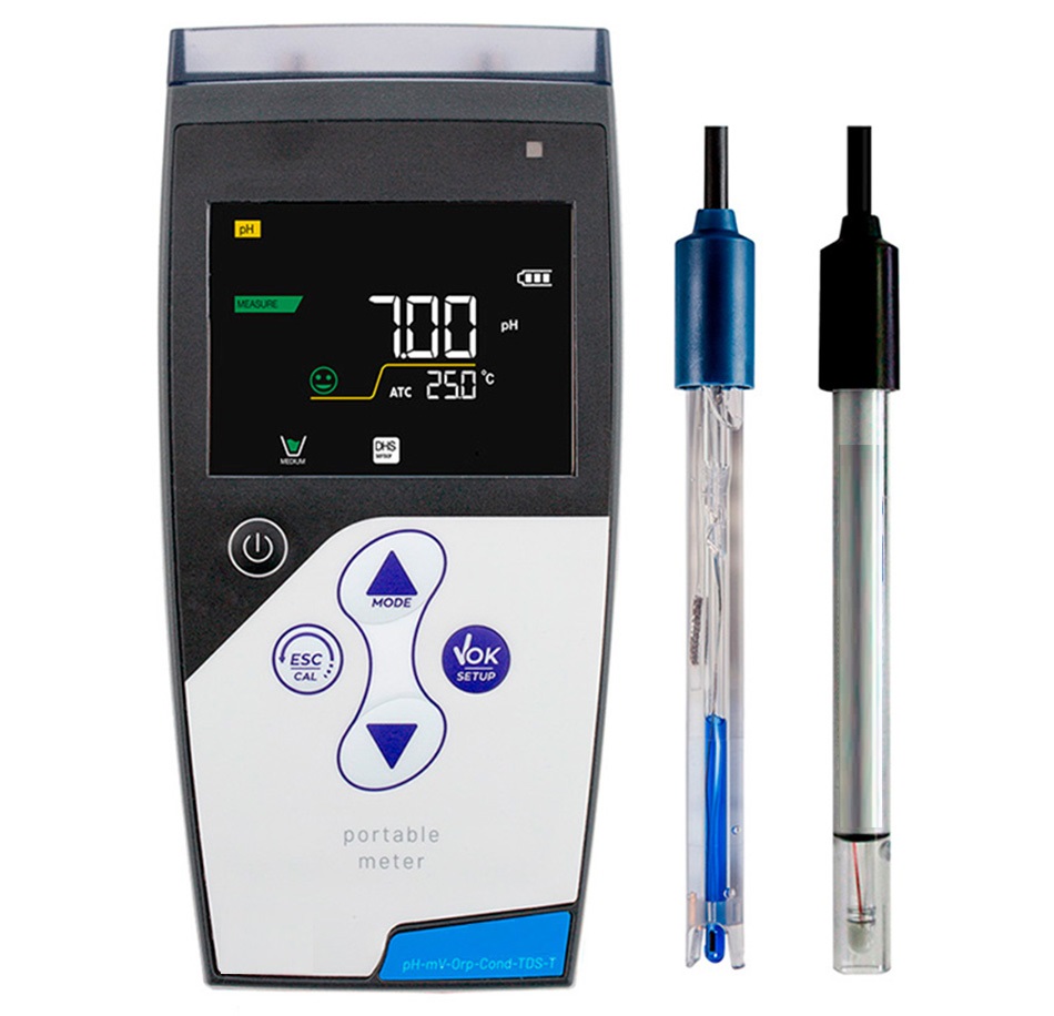 Professional-Analysenkoffer Kesselhaus, Messgerät mit angeschlossenen pH- und Leitfähigkeitselektroden, Farbdisplay an, ergonomisches Handmessgerät, multifunktionales Wasseranalysegerät