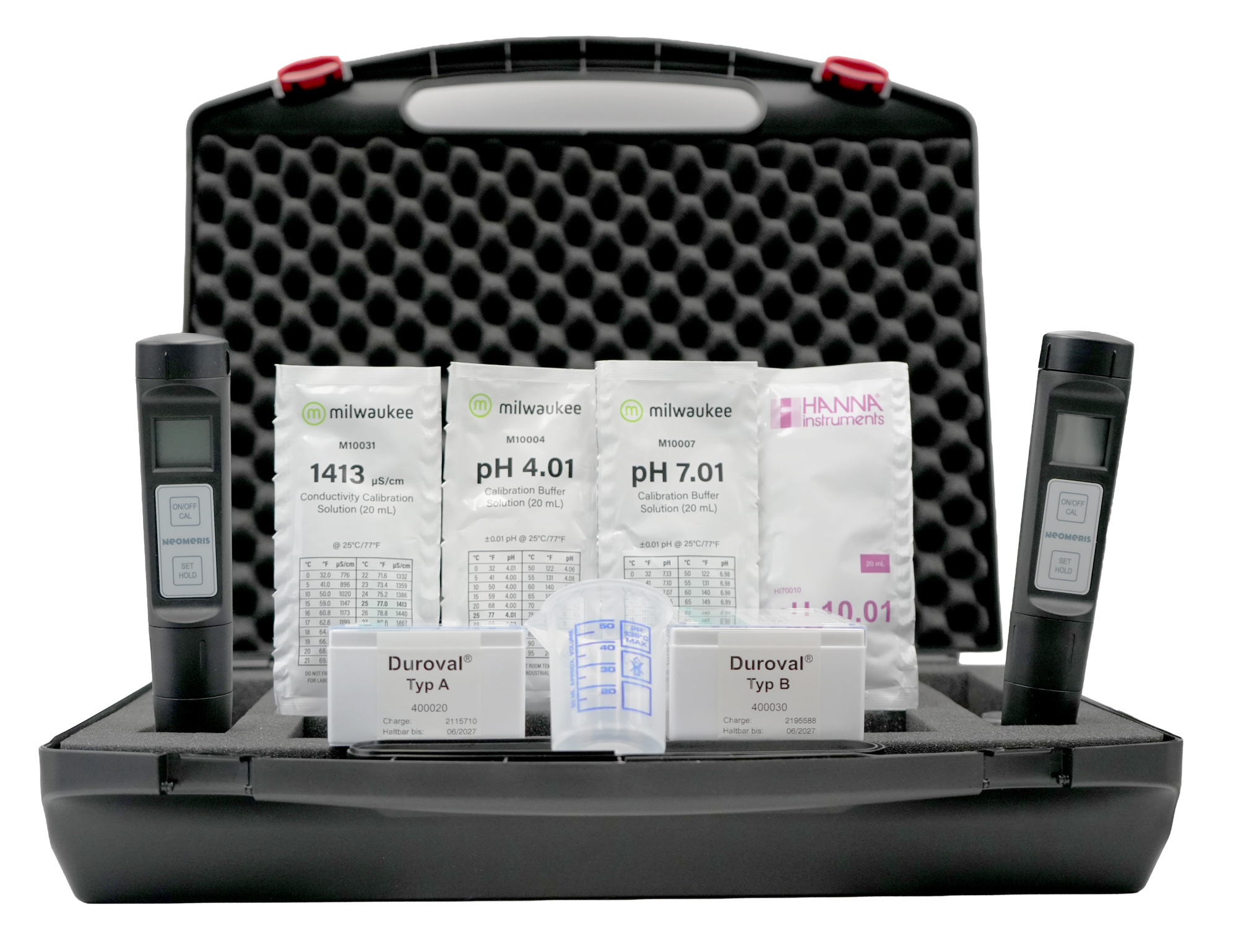 Professional-Analysenkoffer Heizungswasser, Innenansicht mit Leitfähigkeits- und pH-Messgerät, Titrationsbestecken, Pufferlösungen und Messbecher unsere Artikelnummer 880553