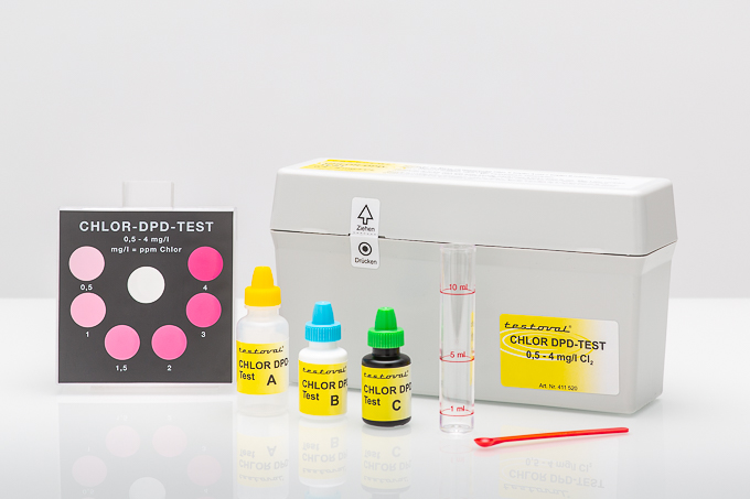 Testoval Chlor DPD 0,5 - 4 mg/l Testoval Chlor DPD 0,5 - 4 mg/l, Frontansicht des Farbvergleichsgeräts mit Farbskala, manuelle Chloranalyse, schnelle Messung, präzise Chlorbestimmung