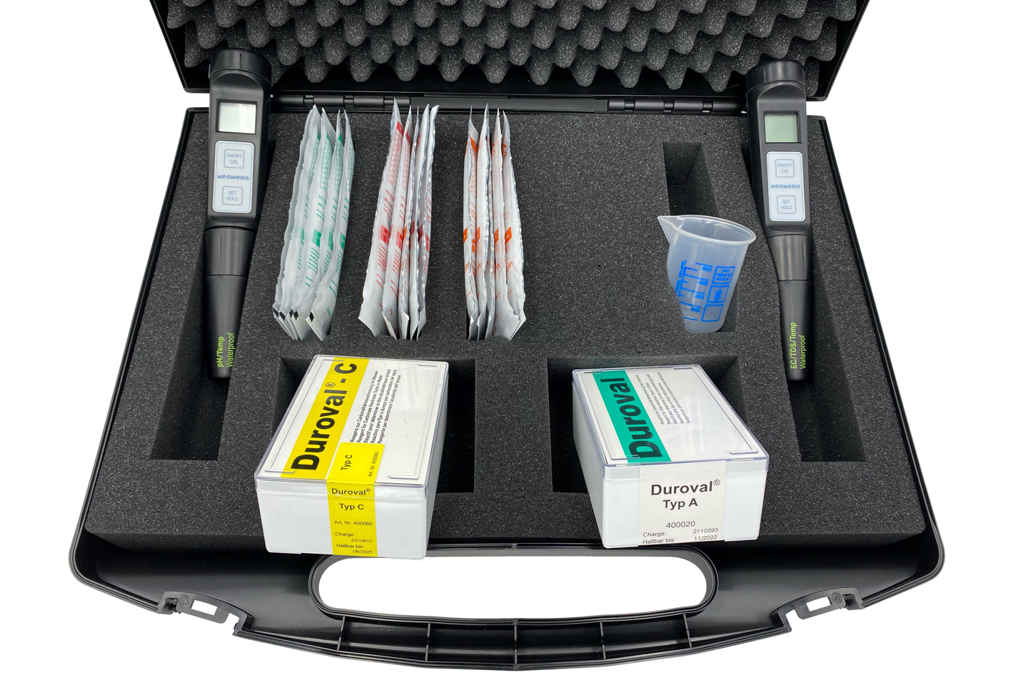 Professional-Analysenkoffer Kühlturm, geöffneter Koffer mit Leitfähigkeits- und pH-Messgerät, Pufferlösungen und Messbecher